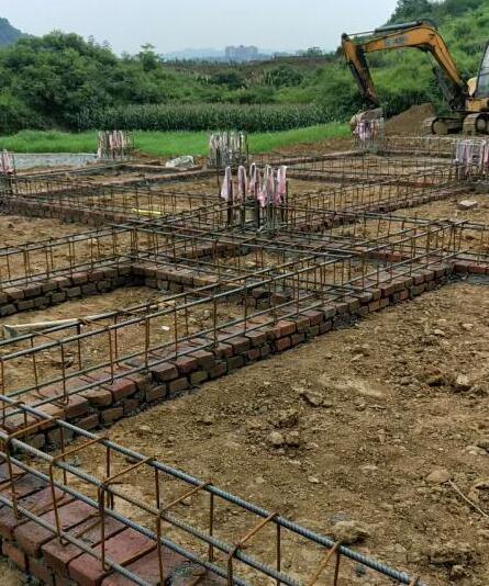 地基鋼筋圈梁綁扎完工，為穩(wěn)固建筑打下堅(jiān)實(shí)基礎(chǔ)